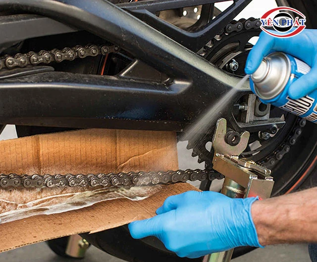 tra dầu xích cho xe Exciter