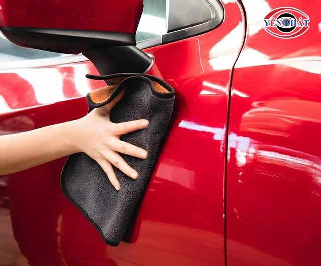 lau khô lại xe sau khi rửa