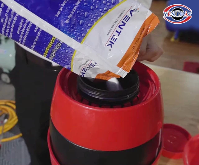 pha bột rửa xe không chạm