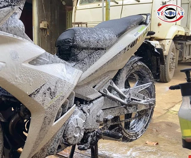 phun bọt tuyết lên sên Exciter 150