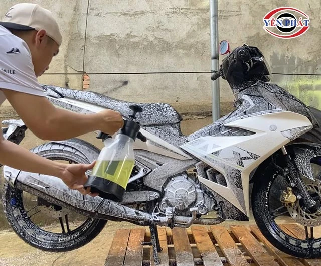 xịt bọt tuyết lên xe Exciter