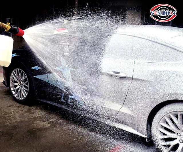 Phun bọt tuyết phủ kín toàn thân xe