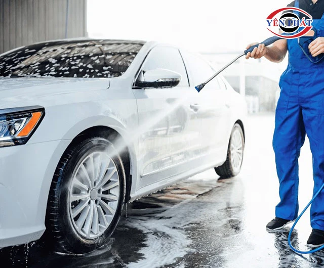 rửa lại xe sau khi phun