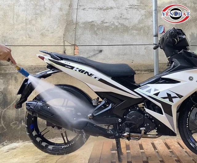 xịt nước qua xe Exciter