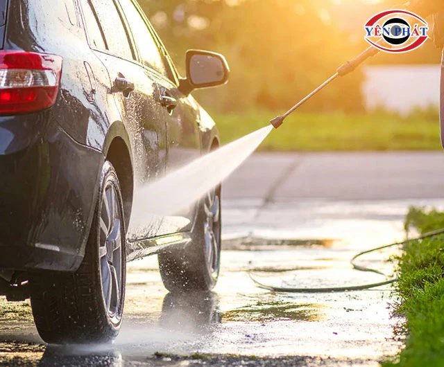 dùng máy rửa xe để rửa xe
