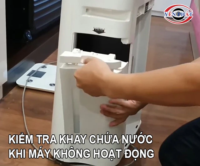 kiểm tra khay chứa nước khi máy không hoạt động