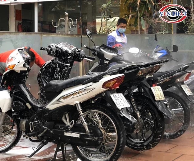 rửa nhiều chiếc xe máy