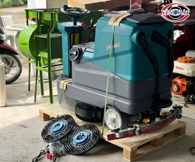 Thùng nước máy chà sàn ngồi lái Kumisai KMS D7F