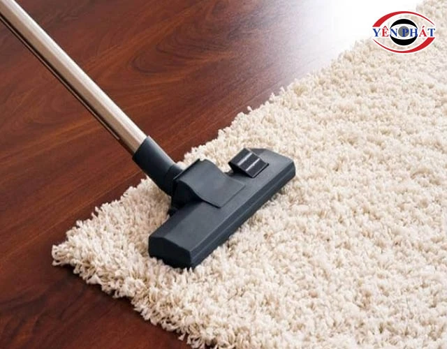Không hút bụi kỹ trước khi giặt thảm