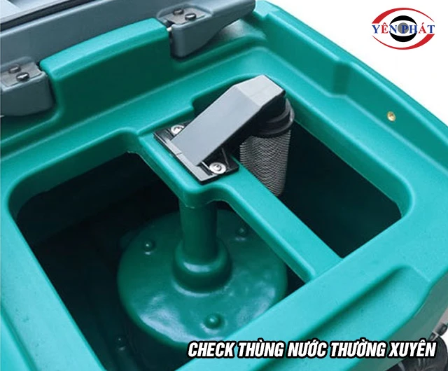 Thùng nước máy chà sàn ngồi lái Kumisai KMS D8F