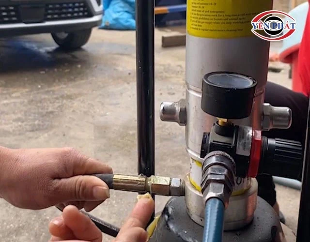 Mỡ bơm ra lẫn bọt khí