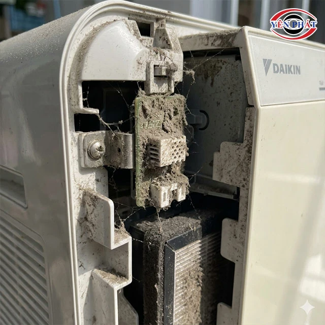 cảm biến độ ẩm Daikin bán nhiều bụi bẩn