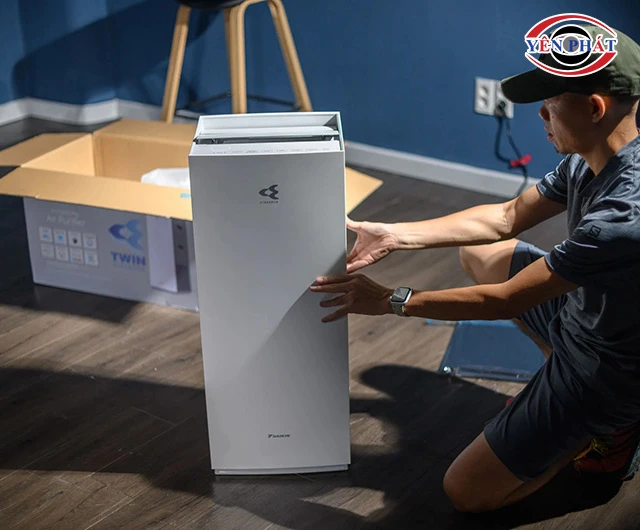 đặt máy lọc không khí Daikin trên đất phẳng
