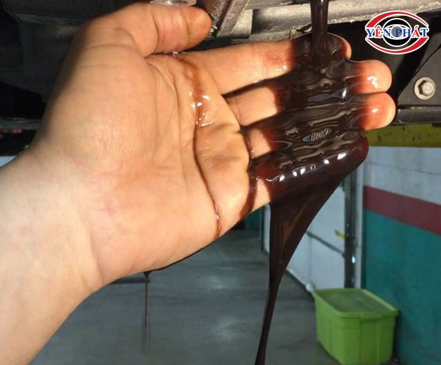 Dầu bị sủi bọt, đổi màu hoặc có cặn