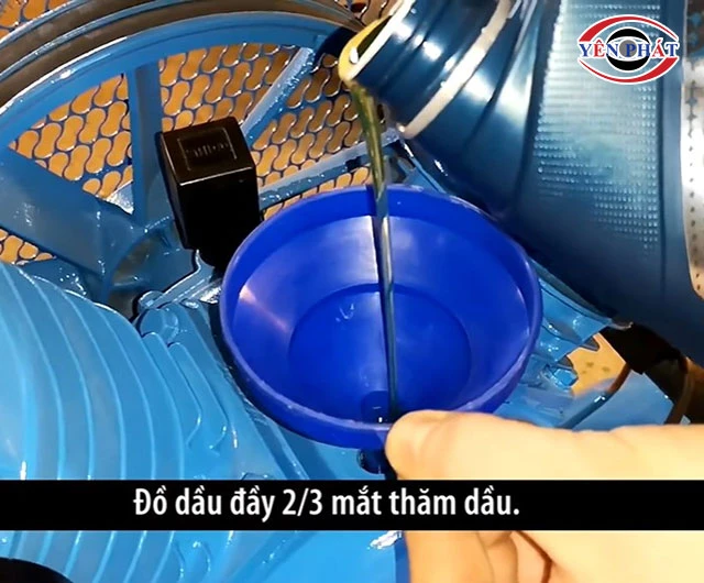 đổ dầu mới vào máy nén khí