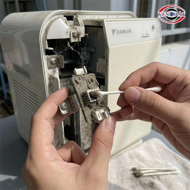 vệ sinh cảm biến máy lọc Daikin