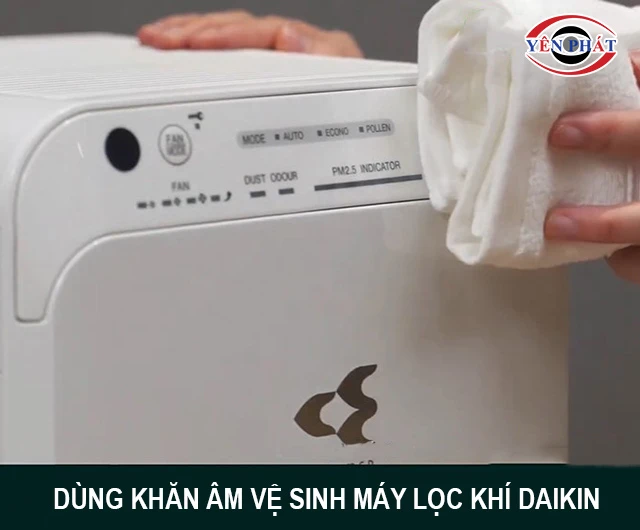 lau máy lọc khí Daikin bằng khăn