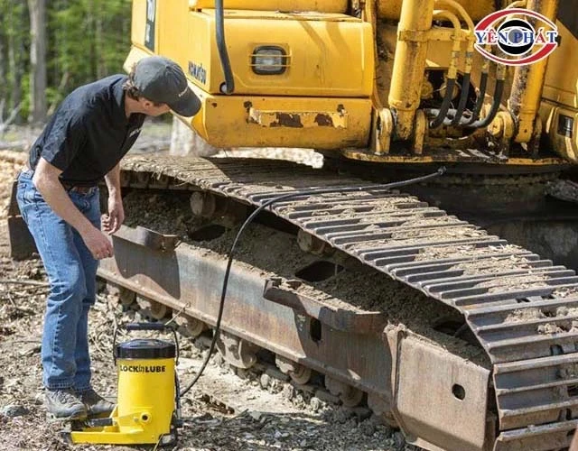 chọn mua máy bơm mỡ bằng chân