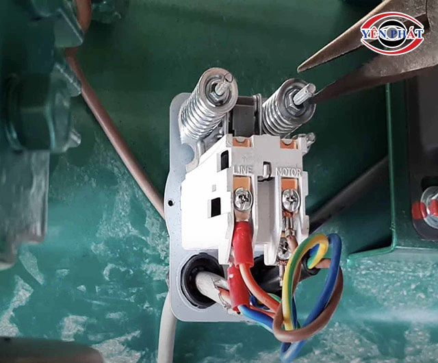 Điều chỉnh bằng Rơ le áp suất