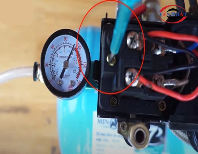 Quan sát đồng hồ và siết chặt đai ốc khóa