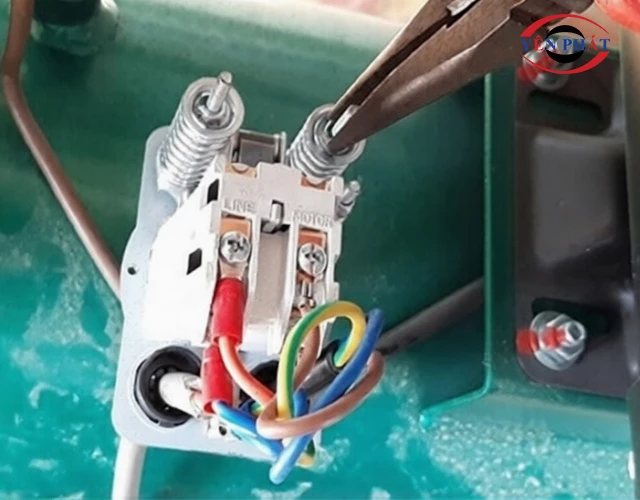 Sử dụng tua vít vặn vít điều chỉnh