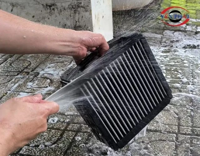 Bạn nên thường xuyên vệ sinh màng lọc của máy để đảm bảo hiệu quả lọc tối ưu nhất