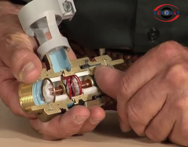 Xoay núm vặn để thay đổi áp suất