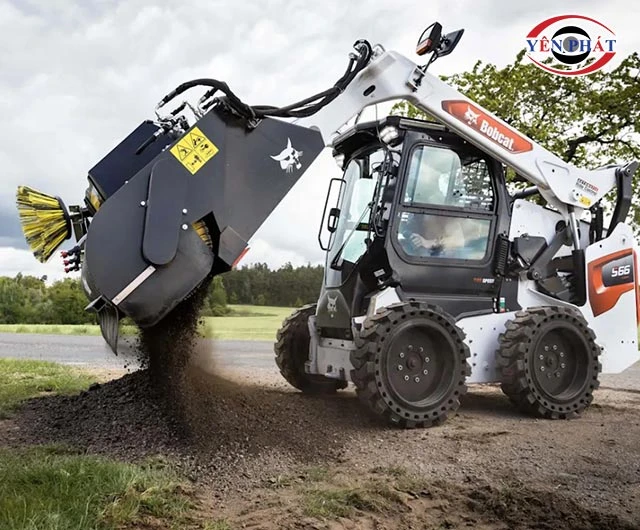 đổ rác cho xe quét rác Bobcat sau khi dùng