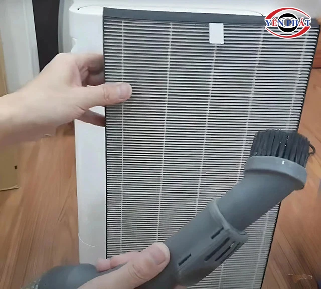 Vệ sinh màng lọc máy lọc không khí Sharp