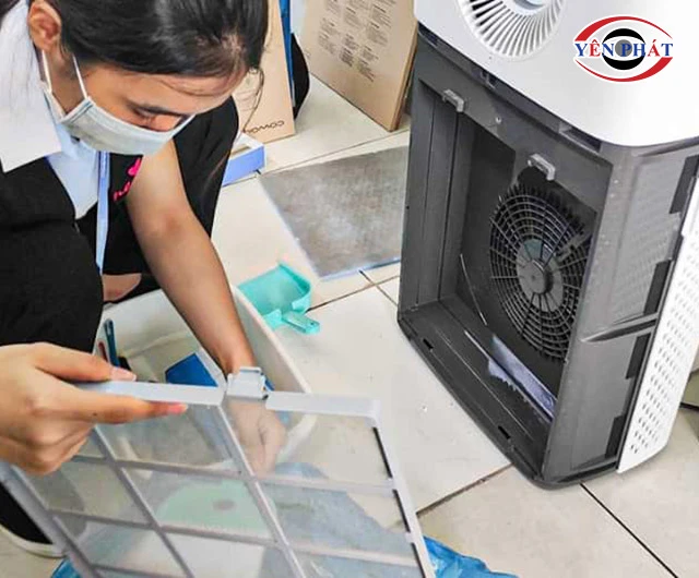 Vệ sinh màng thô máy lọc không khí Sharp