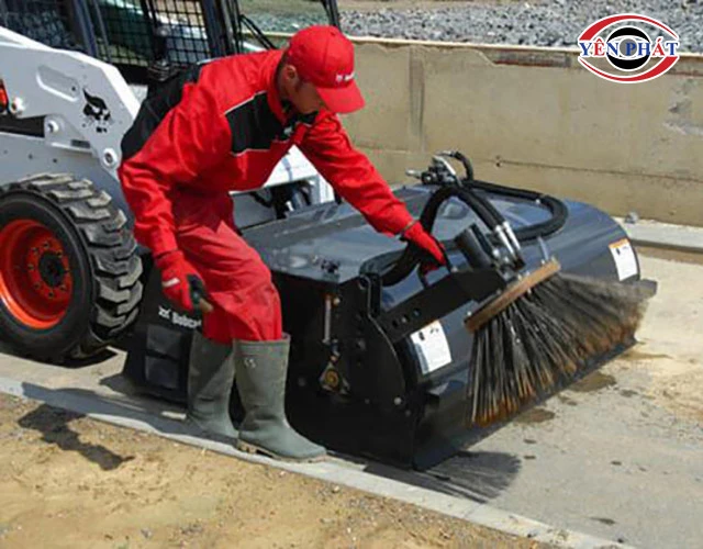 kiểm tra chổi xe quét rác Bobcat 