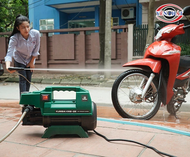 sử dụng máy rửa xe không chổi than rửa xe