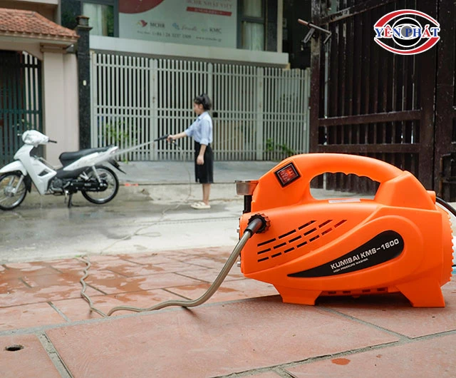 sử dụng máy rửa xe không chổi than rửa xe