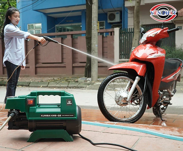 sử dụng máy rửa xe không chổi than rửa xe