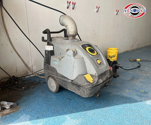 Máy rửa xe hơi nước nóng cũ