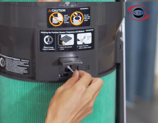 Nên dùng tăm bông để vệ sinh cảm biến máy lọc không khí