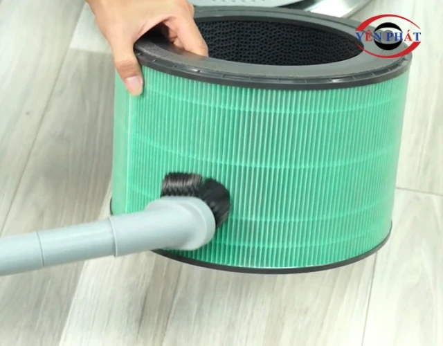 Vệ sinh màng lọc thô bằng máy hút bụi