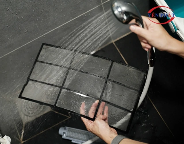 Vệ sinh màng lọc thô định kỳ giúp Sharp FP-J30E-B vận hành tốt hơn