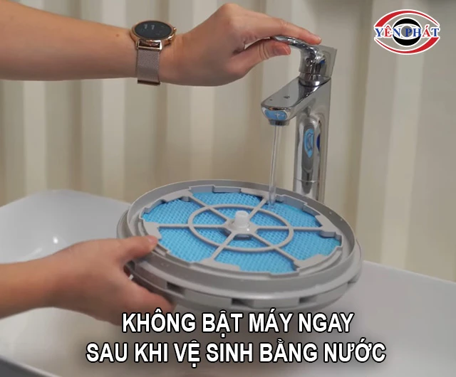 không bật máy ngay sau khi vệ sinh bằng nước
