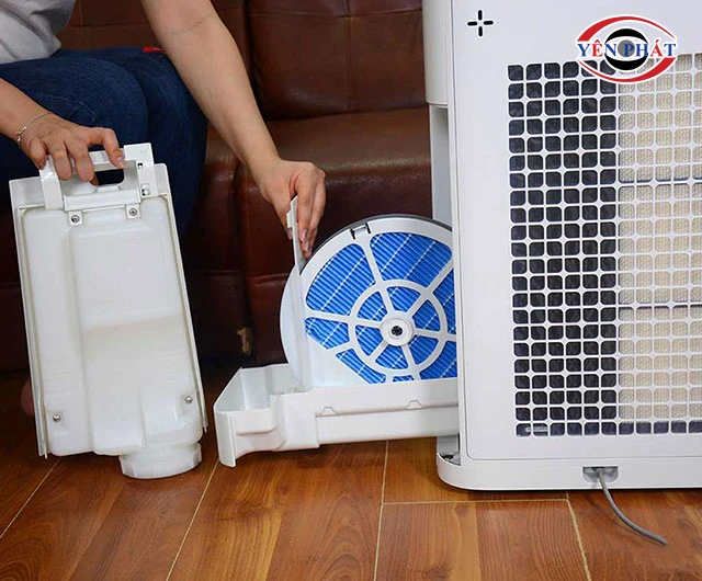 tháo bánh xe tạo ẩm máy lọc khí Daikin