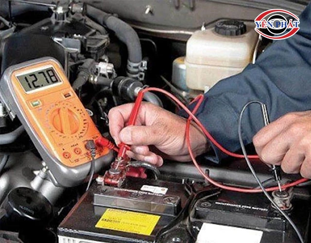 Kiểm tra điện áp ắc quy khi tắt máy