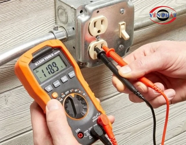 Kiểm tra điện áp bằng đồng hồ đo