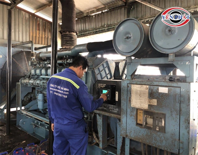 kỹ thuật viên chuyên nghiệp sửa máy phát điện