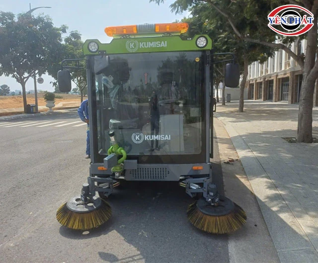Xe quét rác ngồi lái Kumisai KMS25 thực tế