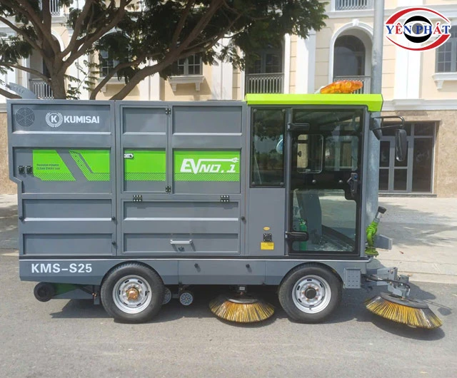Xe quét rác ngồi lái Kumisai KMS25 hiệu quả