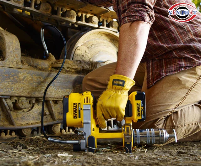 máy bơm mỡ bò bằng pin Dewalt