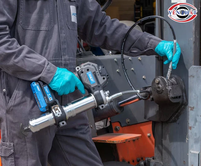 máy bơm mỡ bò bằng pin