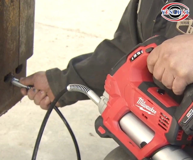 máy bơm mỡ bò bằng pin tra khỏe