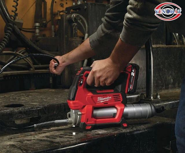 máy bơm mỡ bò bằng pin Milwaukee