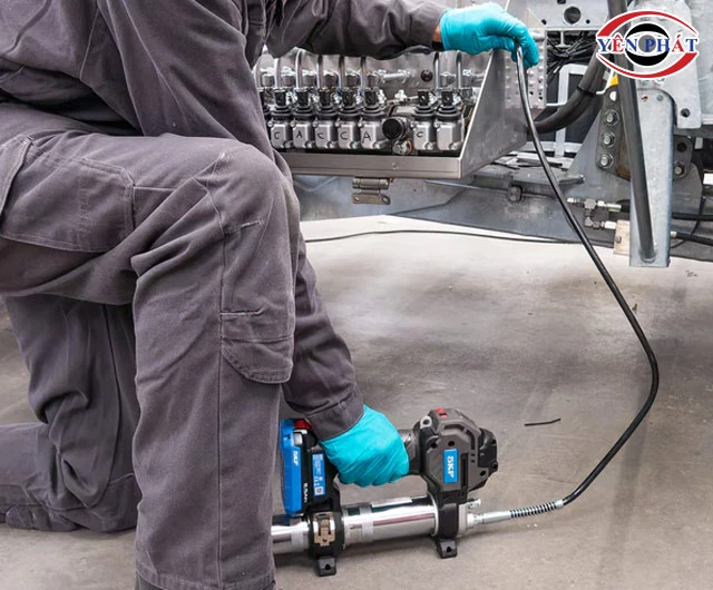 máy bơm mỡ bò bằng pin SKF